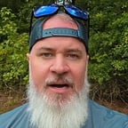 帽子长白胡子男