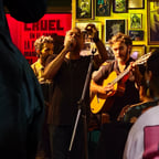 Voz Amistosa y Cálida