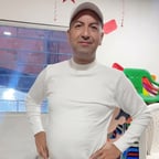 Voz Cálida y Amigable