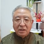 白发苍苍老爷爷草黄绿中山装