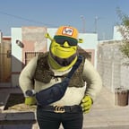 Hombre Conversador Alegre