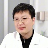 黑色内衬白大褂戴眼镜女