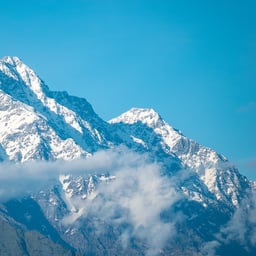 黑衣服采访妇女