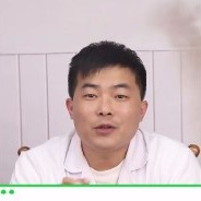 相似刘彦红黑皮白大褂男医生