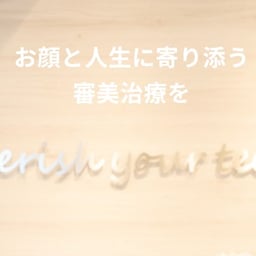 落ち着いた説明男性