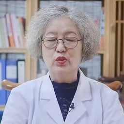 白发卷毛老奶奶医生