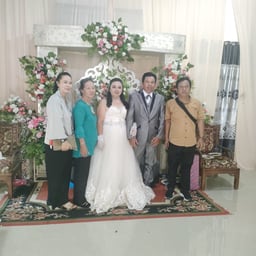 Guy from the boondocks who knows celebrities. 