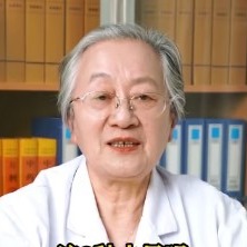 慈祥老太太白发苍苍白大褂