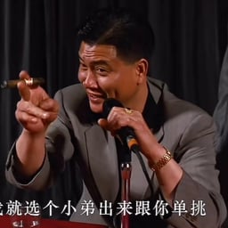 蒋天养拿麦克风