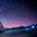 明瞭な男性ナレーション