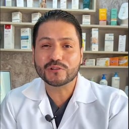 西班牙放大镜男医生