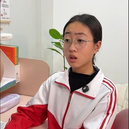 穿校服女学生