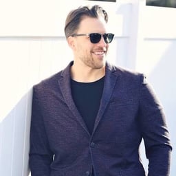 Enthusiastic Fragrance Narrator