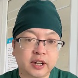 大脸眼镜男医生