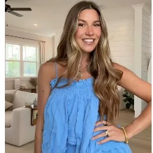 兴奋的健身腹肌主播