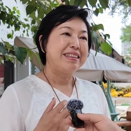 输液背景被采访白衣中年妇女