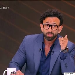 مذيع إخباري عربي