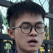 被采访的小男生