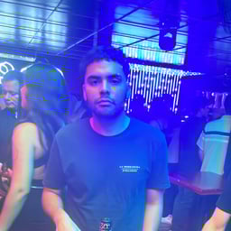 Voz Conversacional Amigable