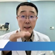 八字眉白大褂男医生