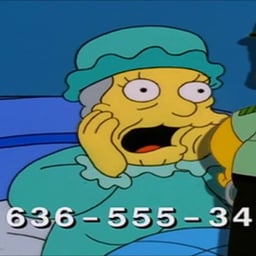 anciana de super escudo