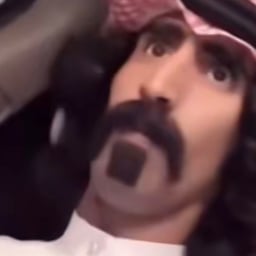 مذيع حماسي ونشيط