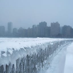 بنفس الصوت والاسلوب والحماس بدون اي غلط في الكلان 