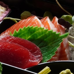 明瞭な男性ナレーション