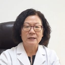 卷毛白大褂中老年女医生