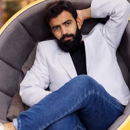 مطرب عربي دافئ