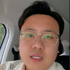 小头爸爸发型车内男子