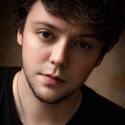 Voz Masculina Amigable