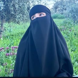 منشدة عربية دافئة