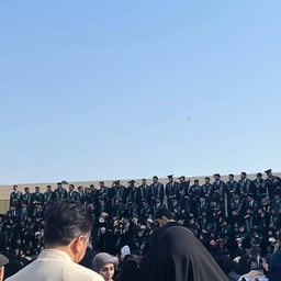 مذيع حماسي واضح