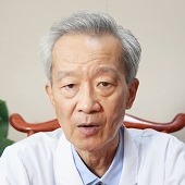 白发苍苍椅子白大褂老年男