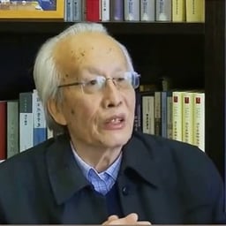 半光头白发苍苍老年西装