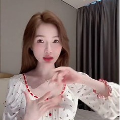 甜甜美女草莓元气波点女孩