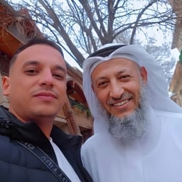 قارئ عربي هادئ