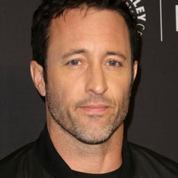Alex o'loughlin 