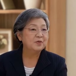 白发苍苍黑色西装老年女