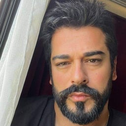 Güçlü Erkek Anlatıcı