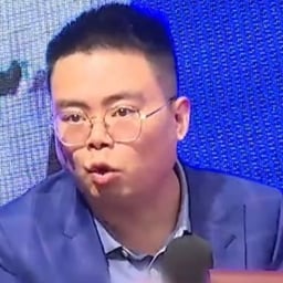 灰蓝色演讲寸头男