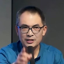 一脸坏相蓝色上衣黑框眼镜男