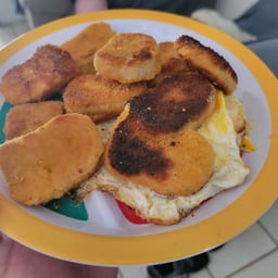 Voz Conversacional Alegre