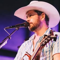 Voz Natural Amigable