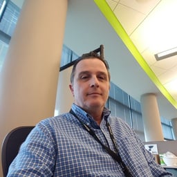 Voz Cálida y Empática