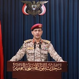 مذيع عربي واثق