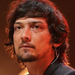 León Larregui