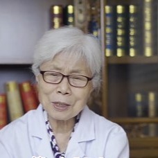 白发老太白大褂女医生