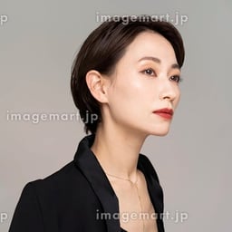 クールな感じの女性ナレーション